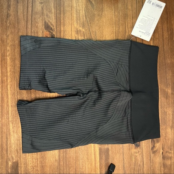 NWT Lululemon Ebb to Street High-Rise Short 8" - Picture 5 of 6